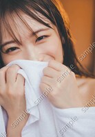 秋元真夏卒業記念写真集「振り返れば、乃木坂」封入特典（撮影：東京祐）