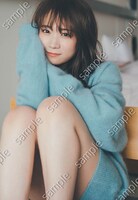 秋元真夏卒業記念写真集「振り返れば、乃木坂」封入特典（撮影：東京祐）