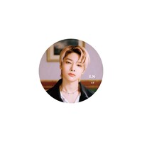 ポップアップストアで販売される缶バッジ。