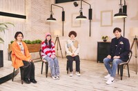 左からSHISHAMO、サッシャ。