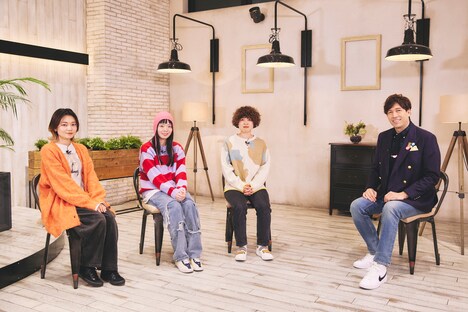 左からSHISHAMO、サッシャ。