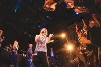 STARKIDSのライブの様子。（撮影：ハタサトシ）