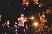 STARKIDSのライブの様子。（撮影：ハタサトシ）