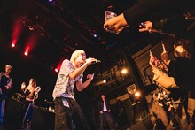 STARKIDSのライブの様子。（撮影：ハタサトシ）