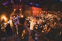 STARKIDSのライブの様子。（撮影：ハタサトシ）