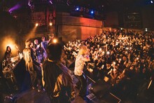 STARKIDSのライブの様子。（撮影：ハタサトシ）
