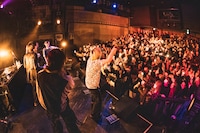 STARKIDSのライブの様子。（撮影：ハタサトシ）