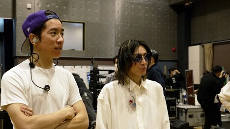 左から村上信五、安田章大。(c)フジテレビ