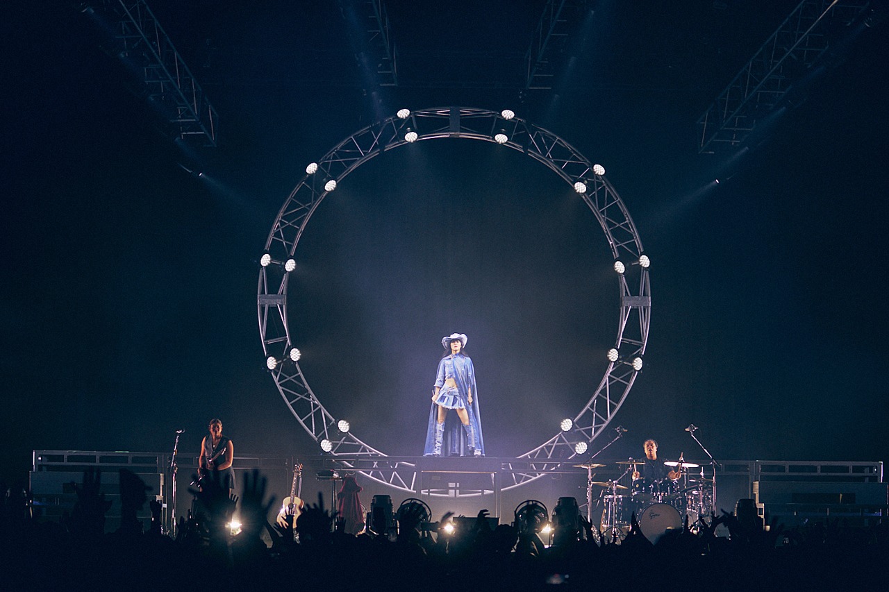 リナ・サワヤマ「HOLD THE GIRL TOUR 2023」東京・東京ガーデンシアター公演の様子。（Photo by Sotaro Goto）