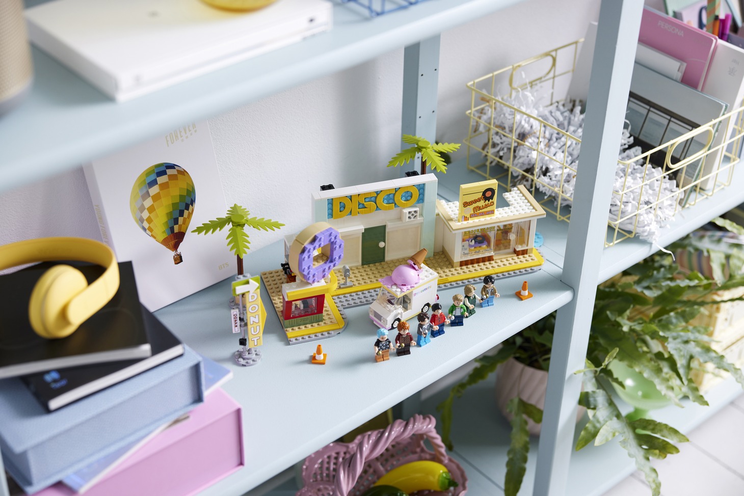 「レゴ アイデア BTS Dynamite」より。(c)2023 The LEGO Group. (c)BIGHIT MUSIC & HYBE. All Rights Reserved.