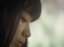 Karin.「初恋は」ミュージックビデオより。