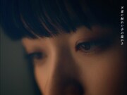 Karin.「初恋は」ミュージックビデオより。