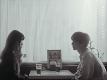 Karin.「初恋は」ミュージックビデオより。