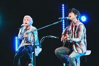 左から手越祐也、藤巻亮太。