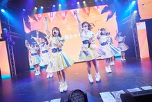 「iSPY 1st Anniversary Tour 2022-2023 あなたのハートはいただきます♡」ファイナル公演の様子。