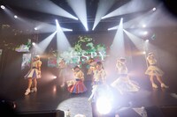 「iSPY 1st Anniversary Tour 2022-2023 あなたのハートはいただきます♡」ファイナル公演の様子。