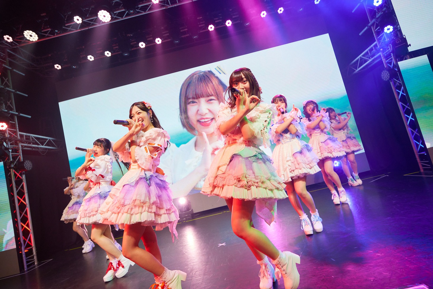 「iSPY 1st Anniversary Tour 2022-2023 あなたのハートはいただきます♡」ファイナル公演の様子。