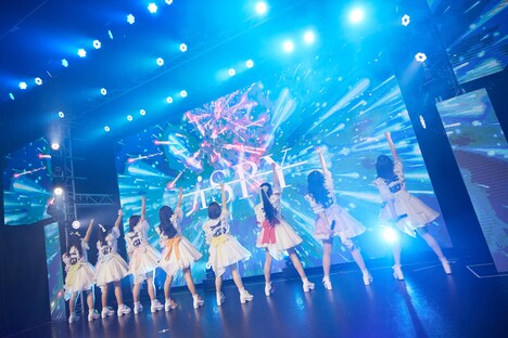 「iSPY 1st Anniversary Tour 2022-2023 あなたのハートはいただきます♡」ファイナル公演の様子。