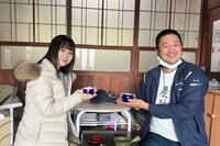 地元・浜松市の原料生産者を訪れ、生産者と一緒にお茶を楽しむ大白桃子。