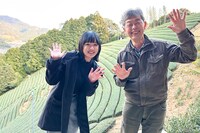 地元・静岡市の原料生産者を訪れた際の新間いずみと生産者のツーショット。