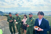 地元・沼津市の原料生産者たちを訪れ、生産者と一緒にお茶を楽しむ久松由依。