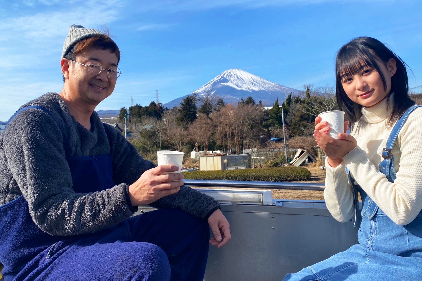 地元・御殿場市の原料生産者を訪れ、生産者と一緒にお茶を楽しむ木村日音。