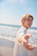 「山中柔太朗ファースト写真集 10ten」より。