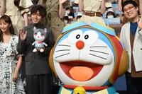 左から藤本美貴、永瀬廉、ドラえもん、山里亮太。