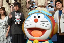 左から藤本美貴、永瀬廉、ドラえもん、山里亮太。