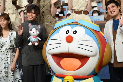左から藤本美貴、永瀬廉、ドラえもん、山里亮太。