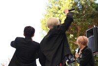 ステージ裏の公園にいる人たちに呼びかける（左から）TETTA、REI、HAYATO。