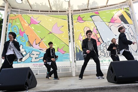 「GIFT」のパフォーマンスの様子。