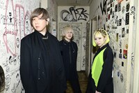 左から松本明人（Vo、G）、是永亮祐（B）MIZUKI（Dr、Cho）。（撮影：高田真希子）