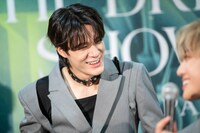 ジェミンの発言に思わず笑いをこぼしたジェノ。