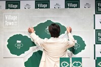 質問が書かれたパネルをはがす北村匠海（DISH//）。