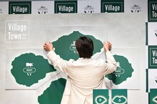 質問が書かれたパネルをはがす北村匠海（DISH//）。