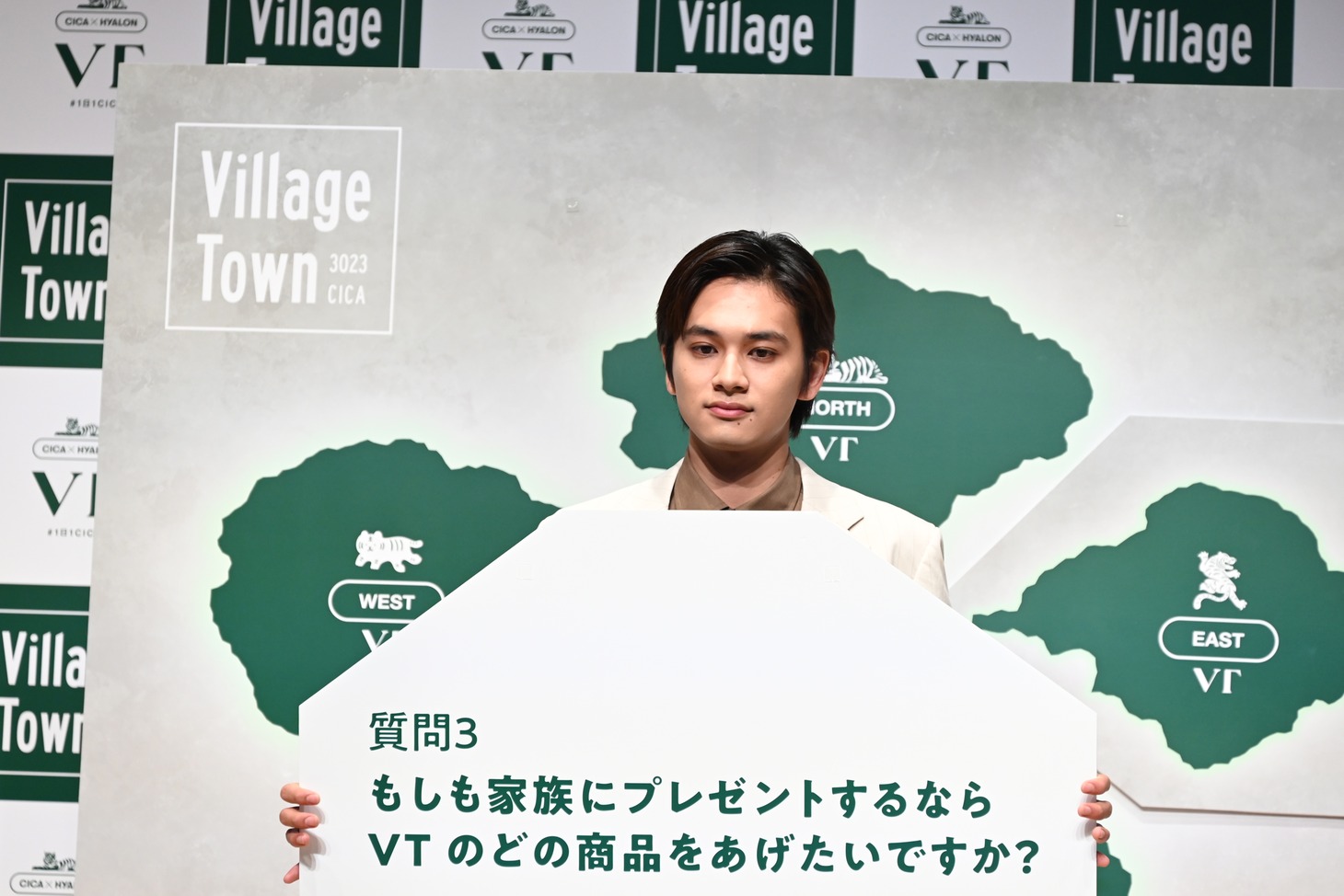 質問が書かれたパネルを持つ北村匠海（DISH//）。