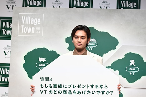 質問が書かれたパネルを持つ北村匠海（DISH//）。