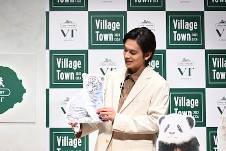 北村のしろのパネルを持つ北村匠海（DISH//）。