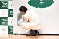 北村のしろのパネルを設置する北村匠海（DISH//）。