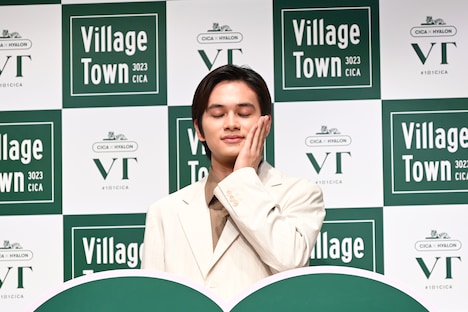 目をつむる北村匠海（DISH//）。