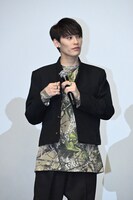 第2ボタンを外す関哲汰。