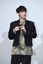 第2ボタンを外す関哲汰。