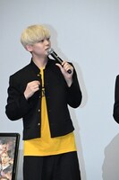 第2ボタンを外す沢村玲。