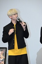 第2ボタンを外す沢村玲。