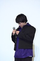 第2ボタンを外す草川直弥。