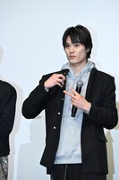 第2ボタンを外す上村謙信。