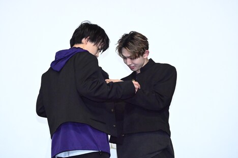 草川直弥（左）の第2ボタンを外そうとする山下永玖（右）。