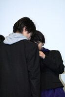 上村謙信（左）の第2ボタンを外そうとする草川直弥（右）。