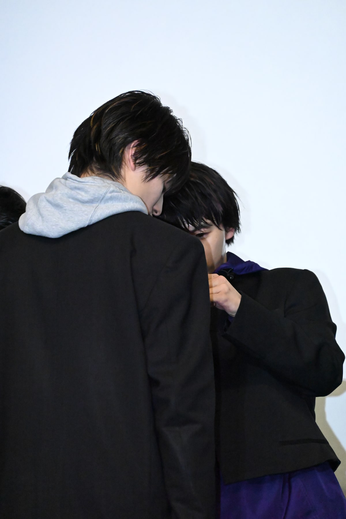 上村謙信（KENSHIN）の第二ボタンを外そうとする草川直弥（NAOYA 